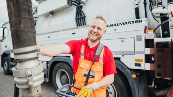 Mitarbeiter der SWO Netz GmbH nutzt den Spülwagen zur Reinigung des Abwasserrohrs
