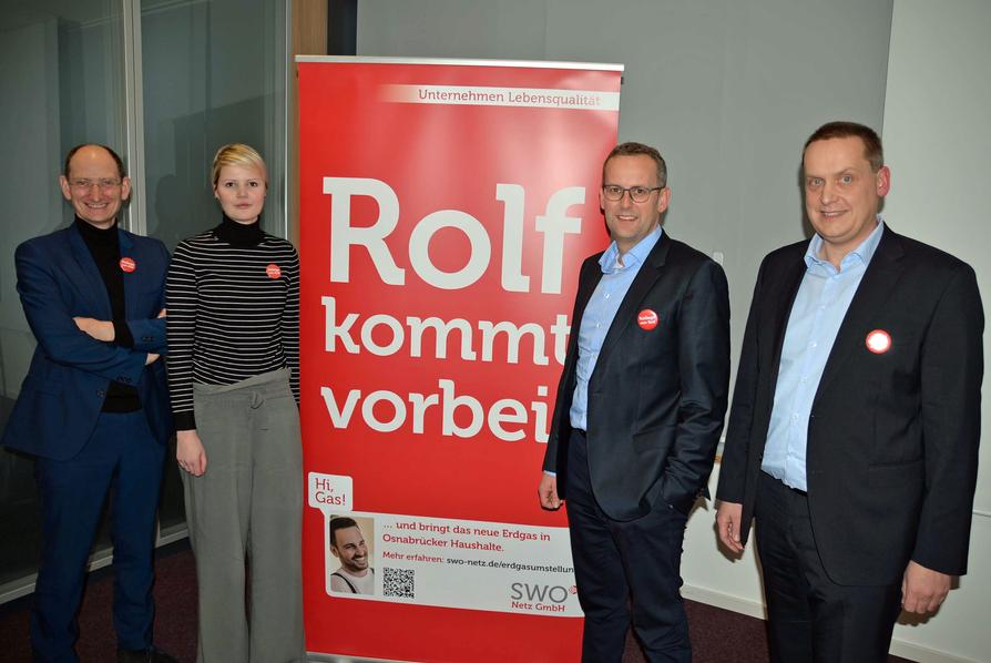 Die "Kollegen von Rolf" (v.l. Christoph Hüls, Lisa Hoff, Heinz-Werner Hölscher, Christian Lüttkemöller) starten die Infokampagne zur Gasgeräteanspassung in Osnabrück.