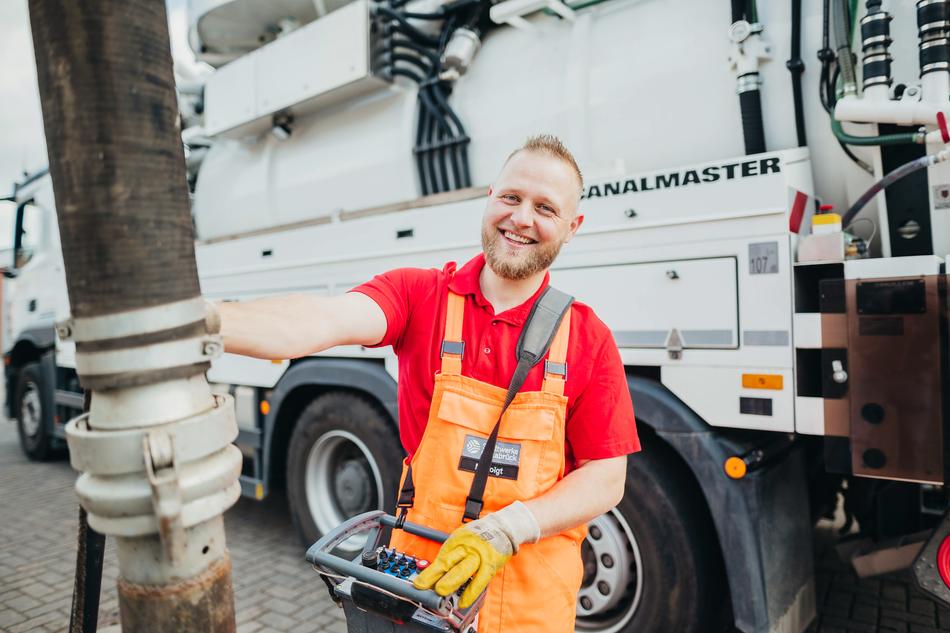 Mitarbeiter der SWO Netz GmbH nutzt den Spülwagen zur Reinigung des Abwasserrohrs