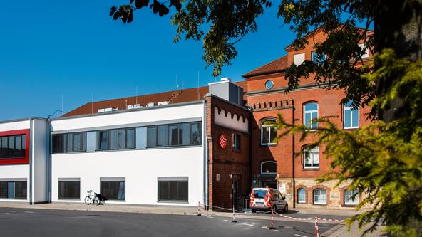 Das Gebäude der SWO Netz GmbH mit dem renovierten Anbau
