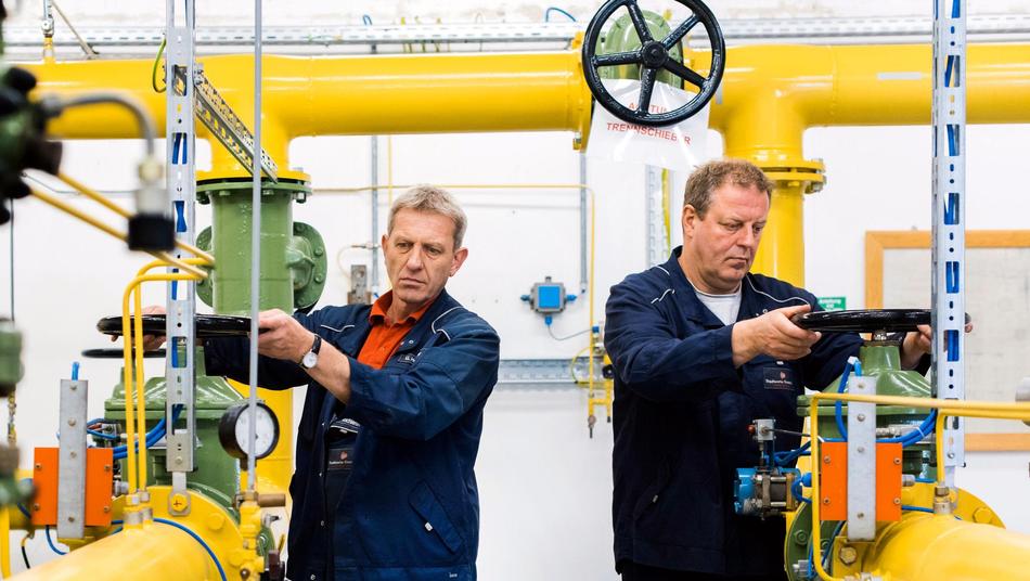 Männer steuern das Erdgasnetz in Osnabrück